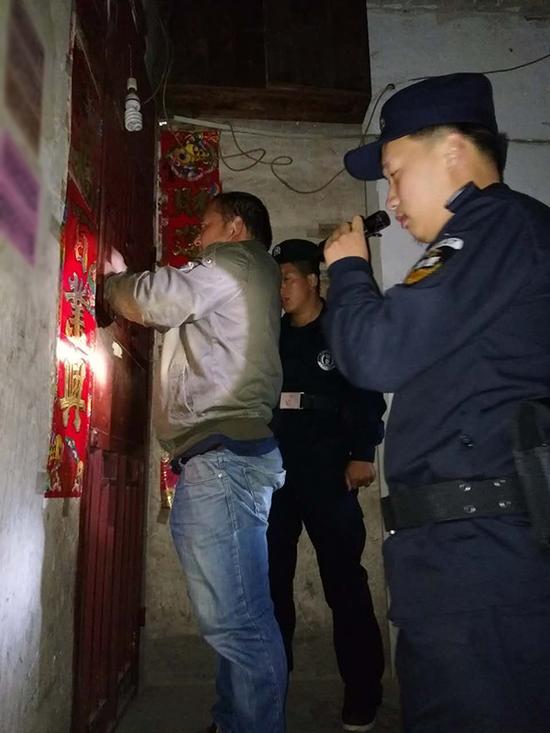 银川粗心妈妈误将幼女锁家中 民警全城寻开锁师傅开门